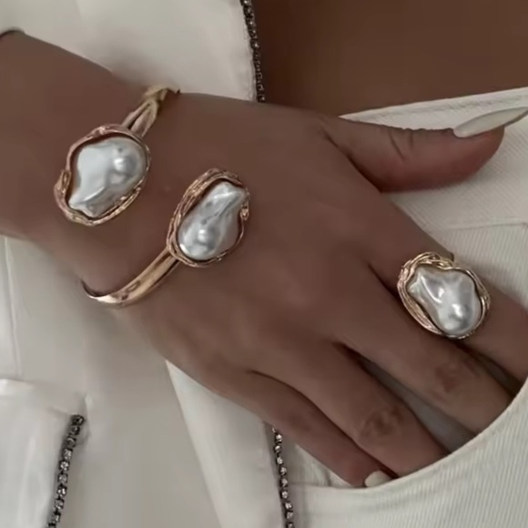 New! Women’s Gold color plated statement Pearl bracelet adjustable unique - Picture 2 of 6